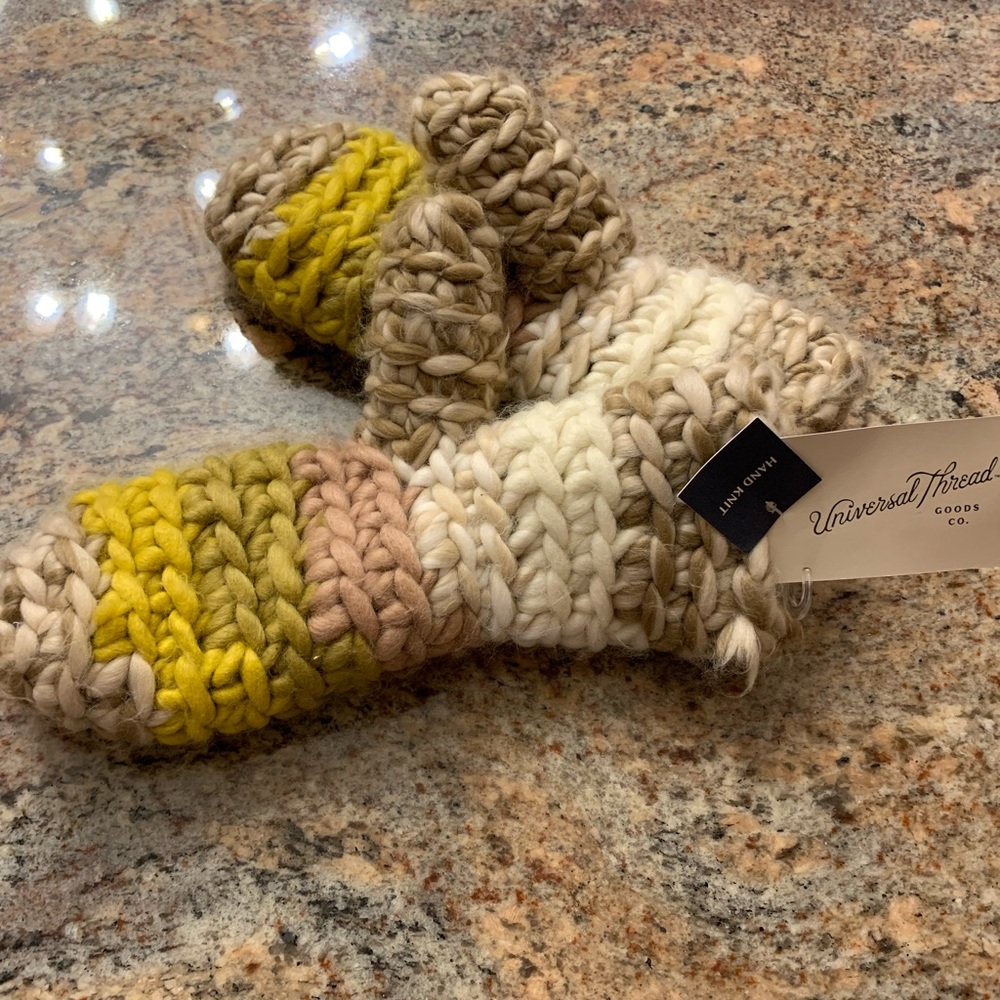 NWT Universal Thread Mittens and hat brand.